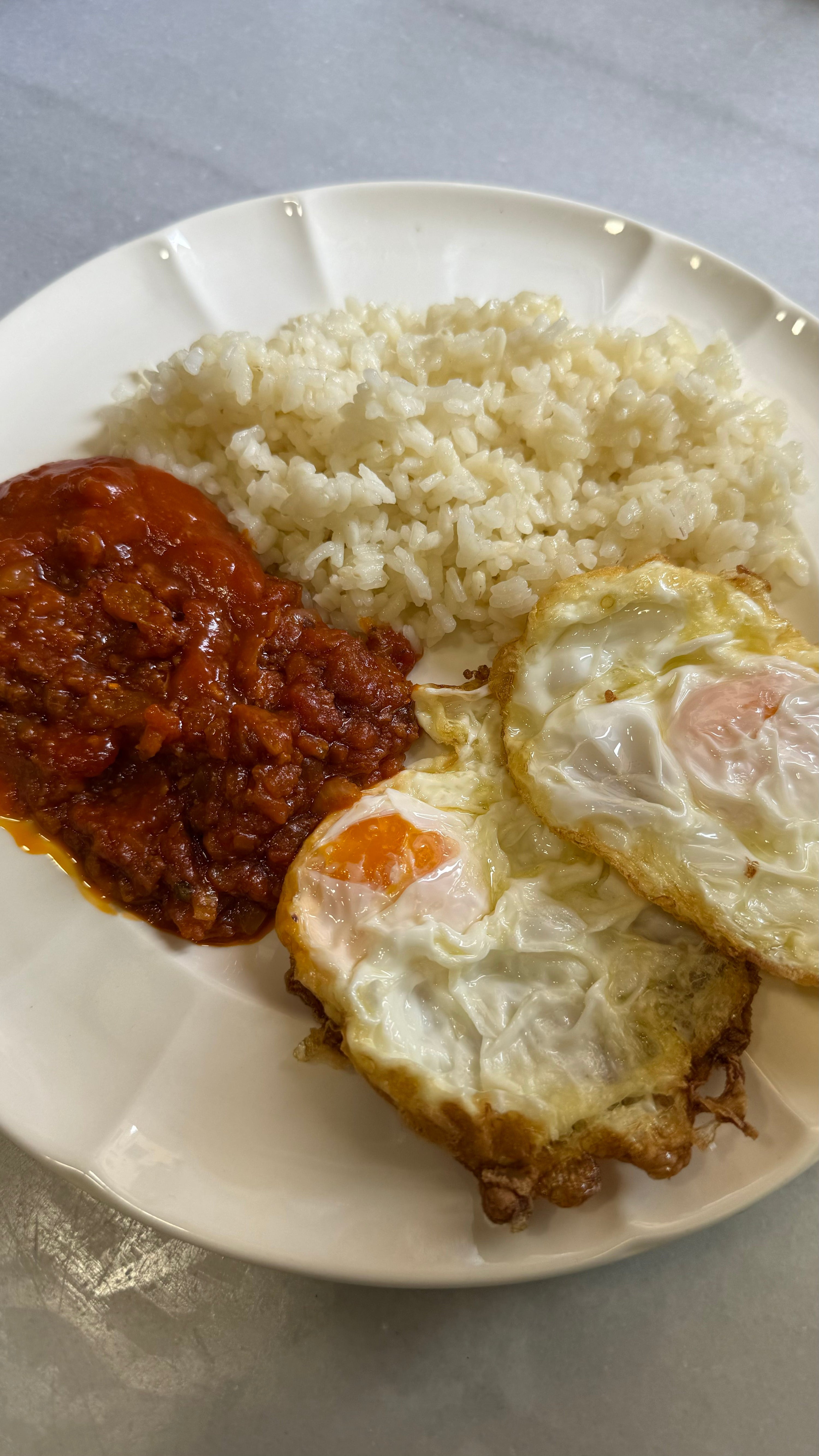 Arroz a la cubana casero con salsa de tomate y huevo