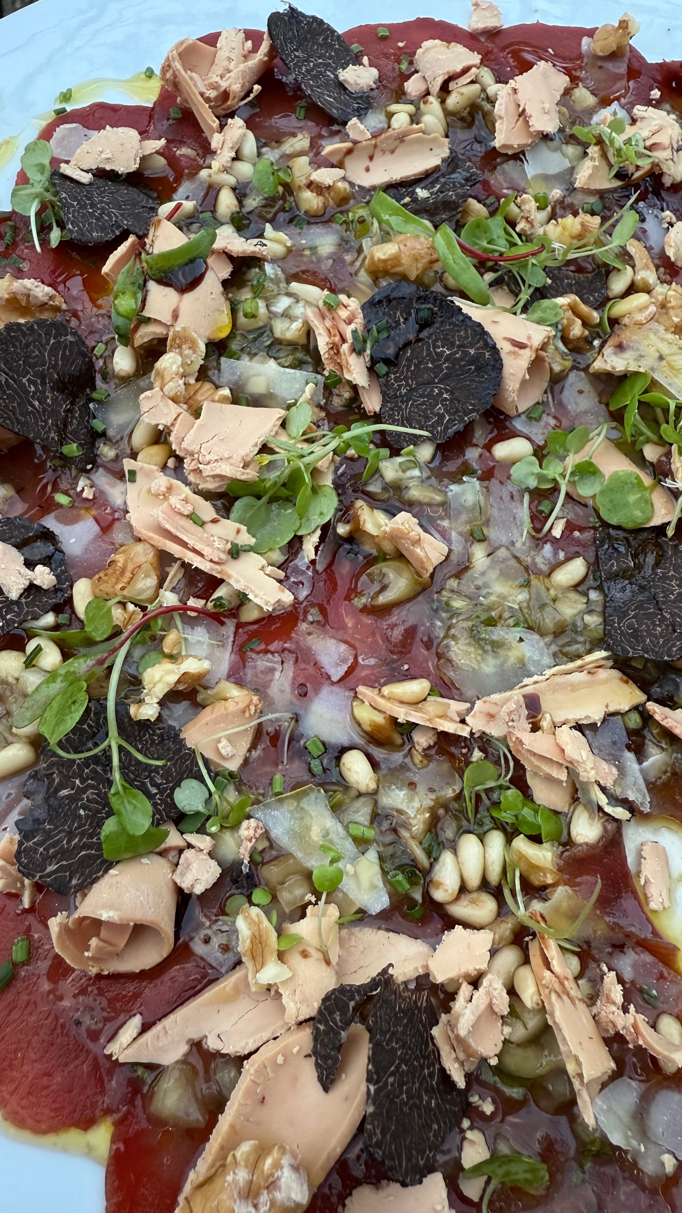 Carpaccio de lomo de ciervo con trufa y foie