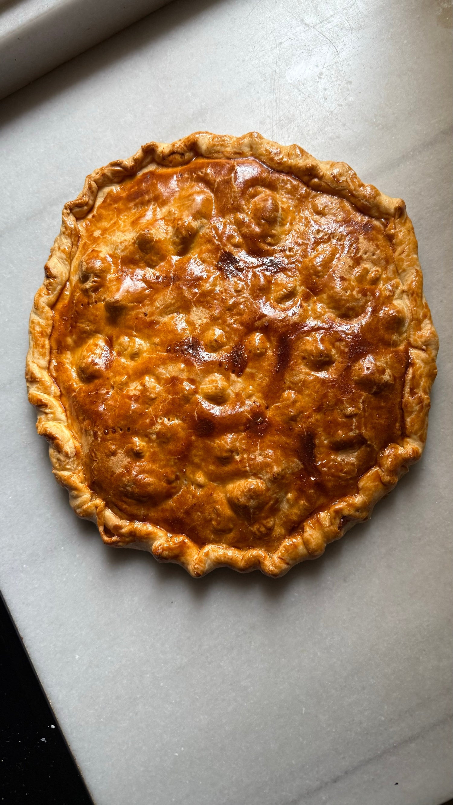 Empanada de bacon con queso de cabra y dátiles