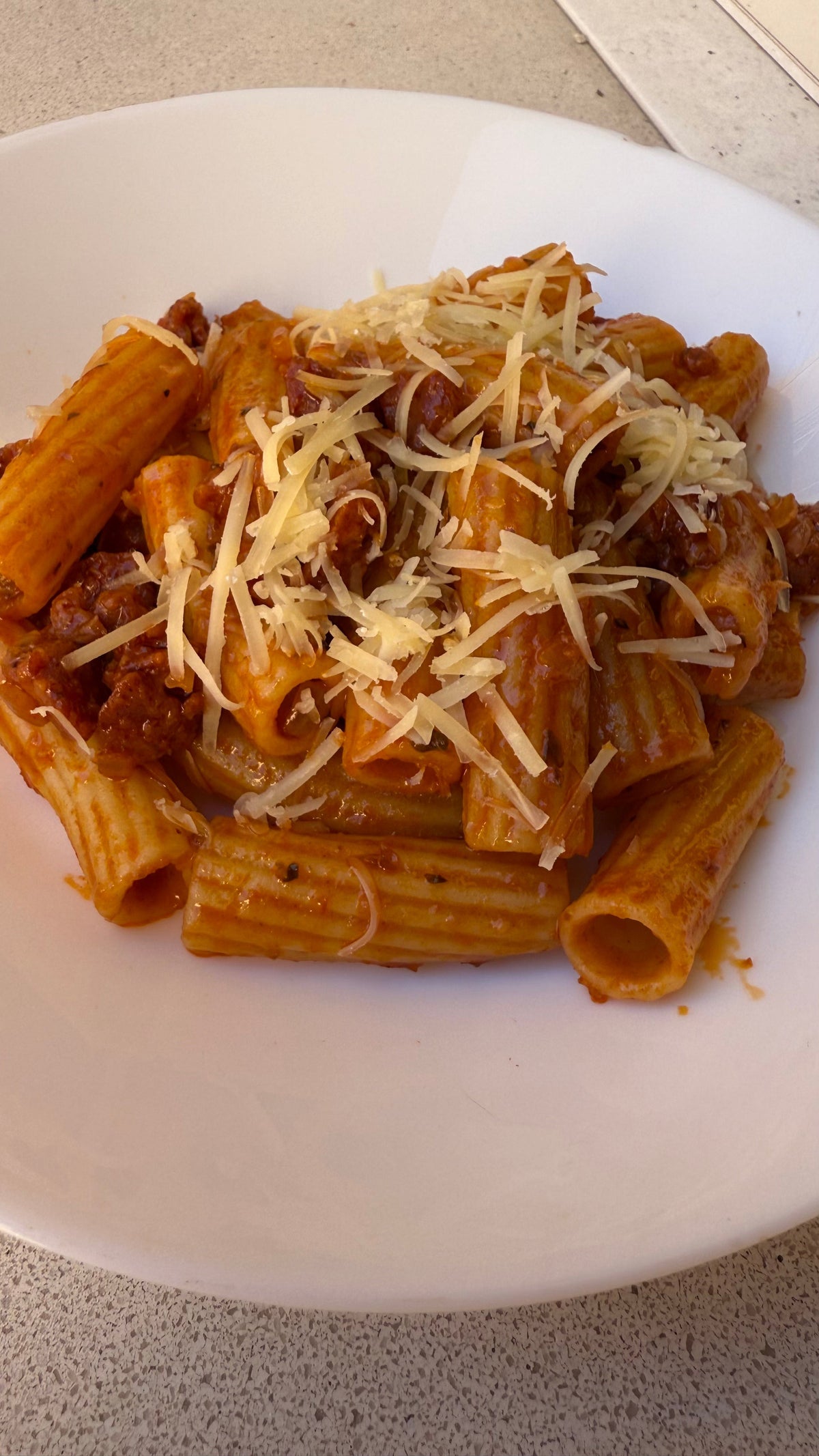 Macarrones con chorizo y queso gratinado