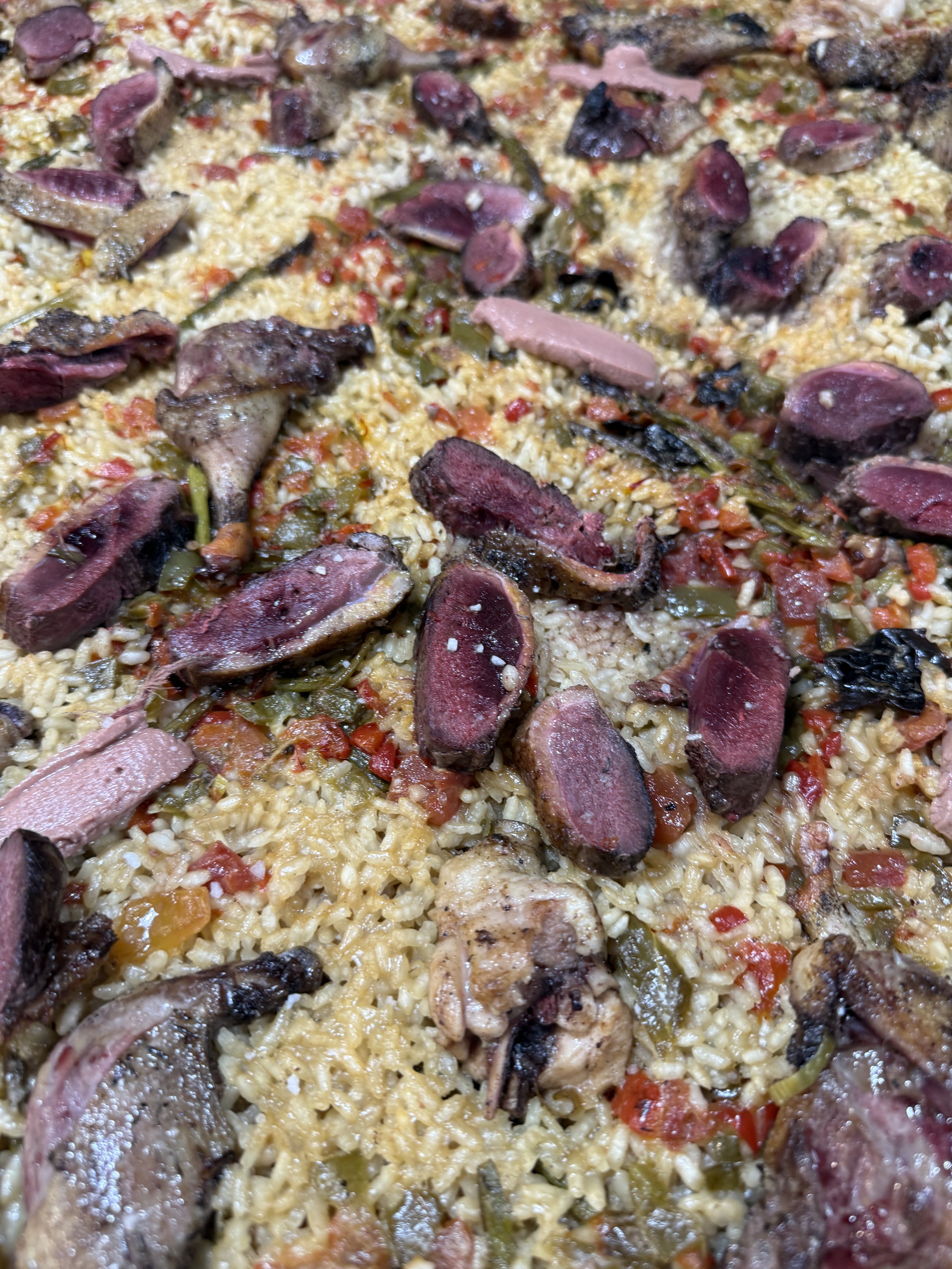 Paella de pato azulón con espárragos trigueros
