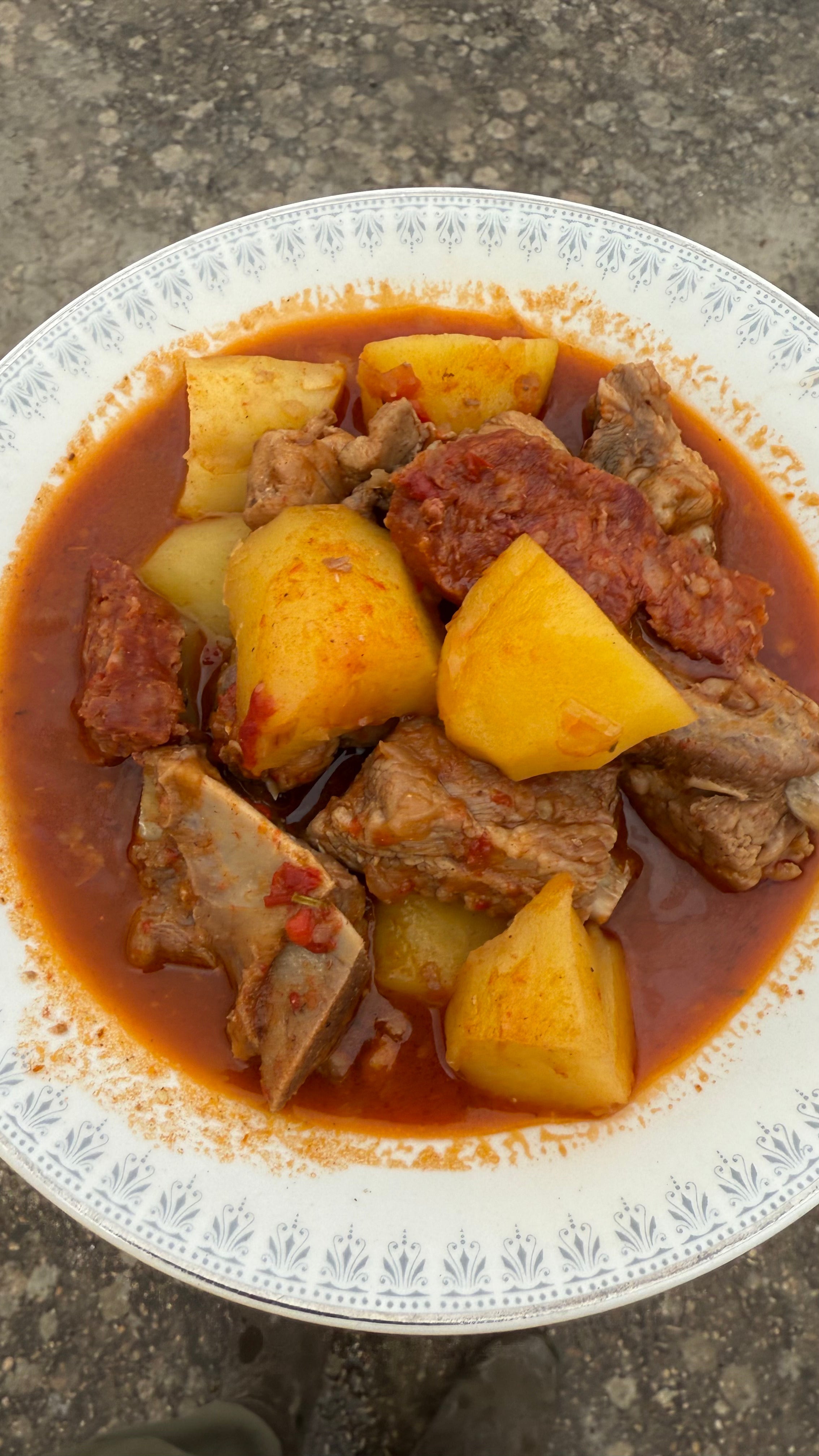 Patatas a la riojana auténticas con chorizo y conejo