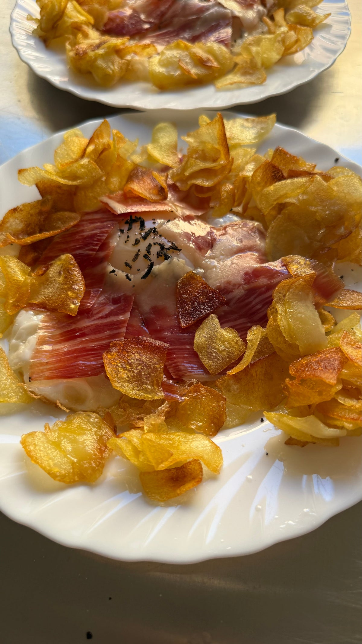 Huevos de oca fritos con patatas chips y trufa