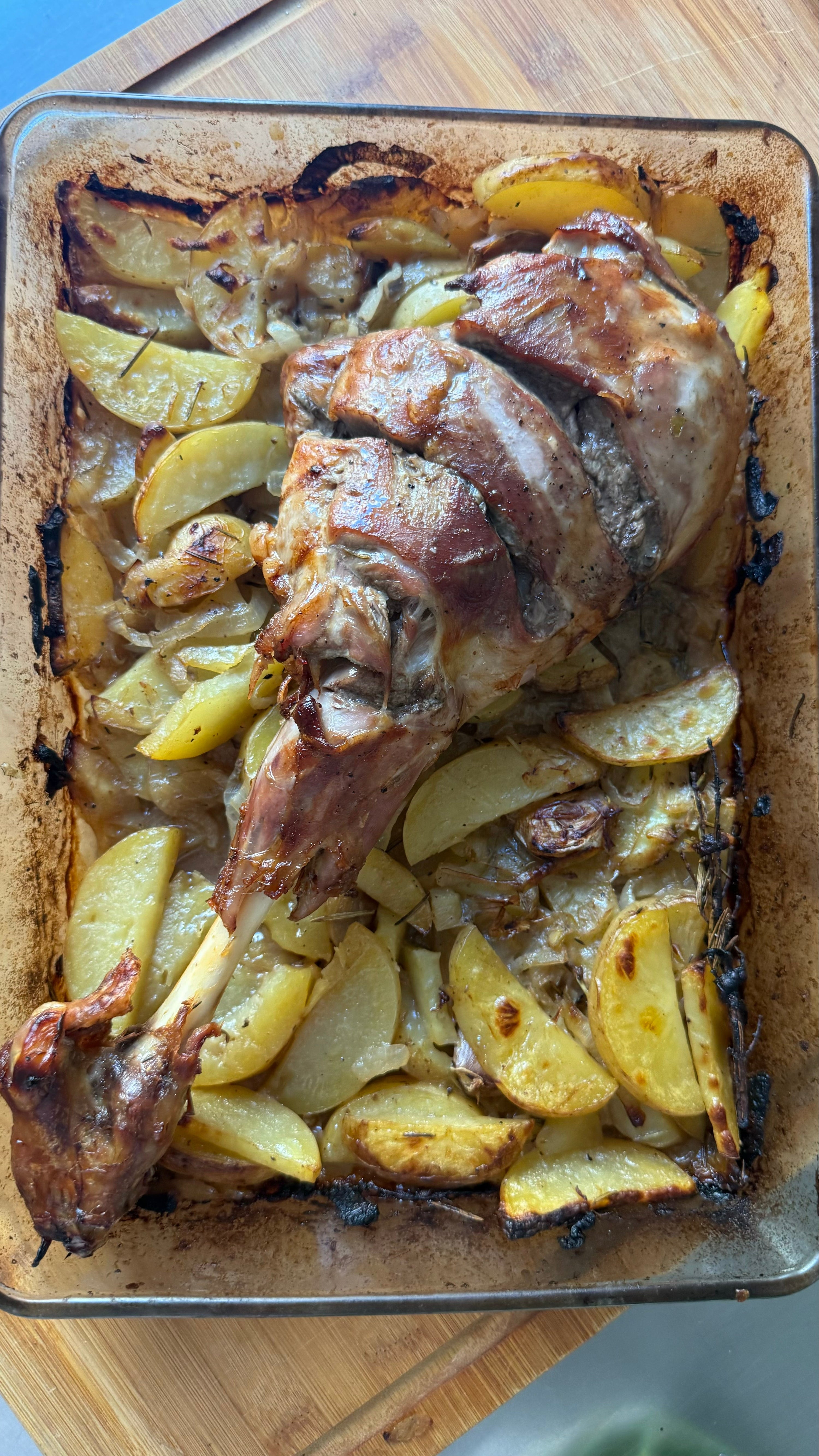 Pierna de cordero de pasto al horno con chimichurri