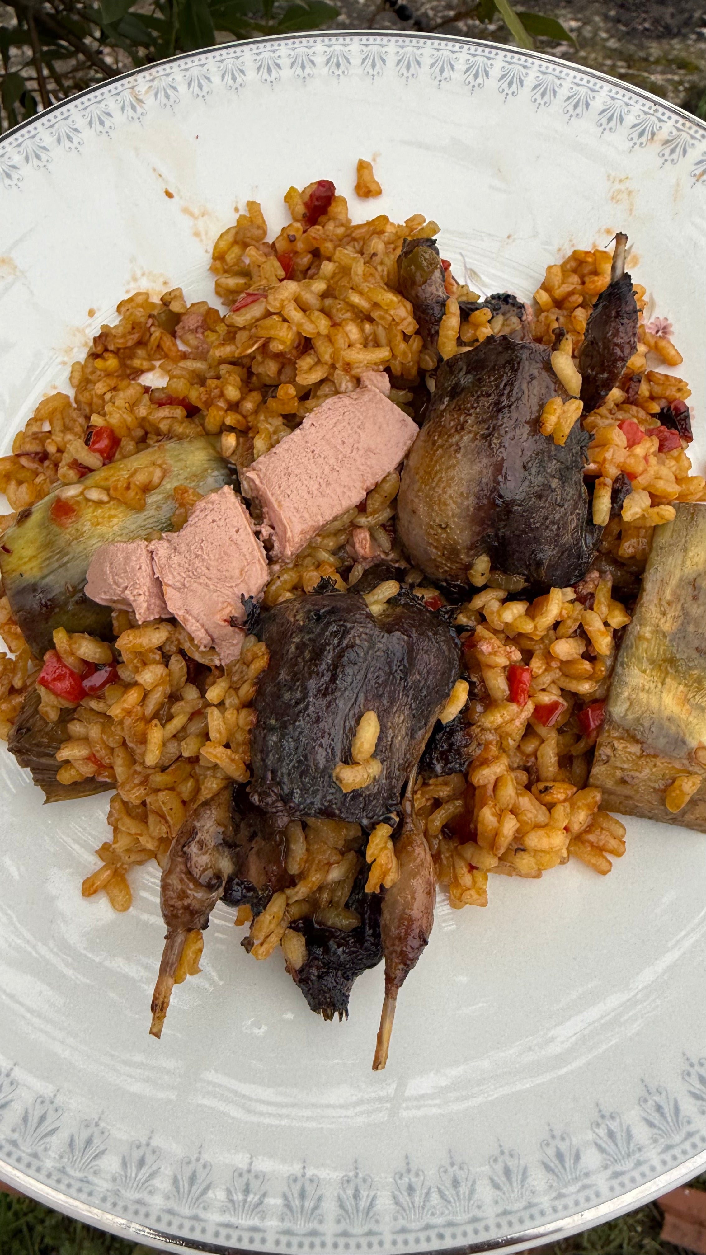 Paella de zorzales con alcachofas y foie